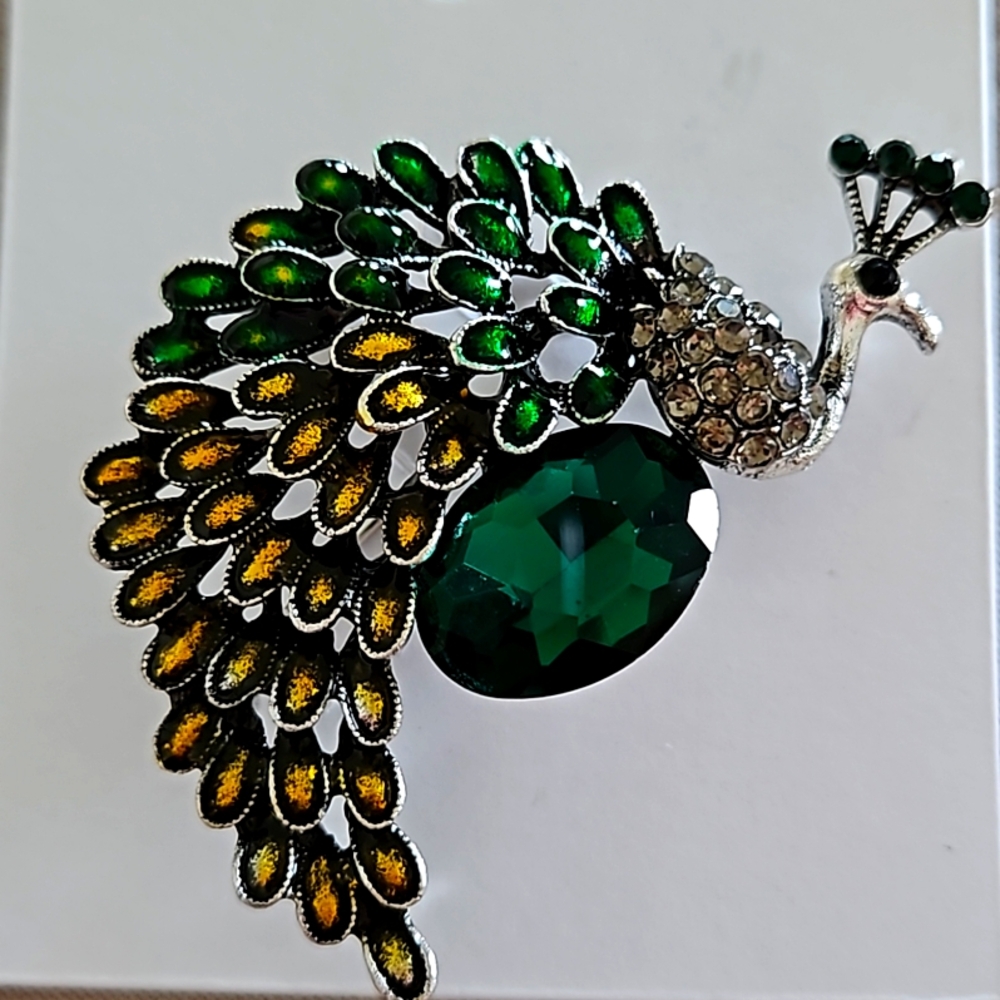 Peacock 🦚 rhinestones brooch